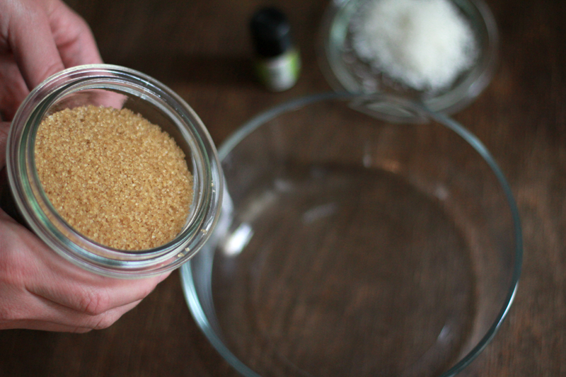 Brauner Zucker in eine Schüssel leeren | we love handmade