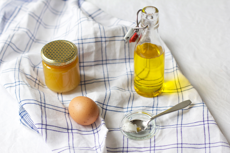 Honig, Ei, Olivenöl und Kokosfett für Honig-Haarmaske