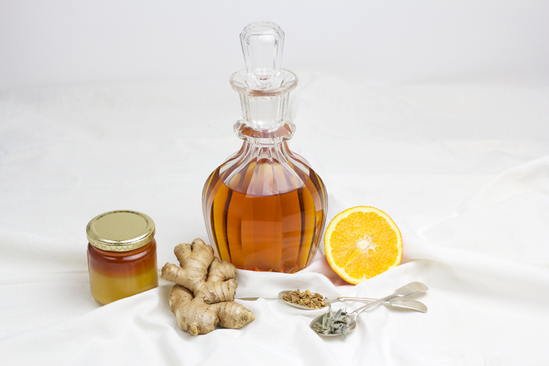 Zutaten für Wintercocktail: Bourbon, Ingwer, Salbei, Orange, Honig, Chai | we love handmade