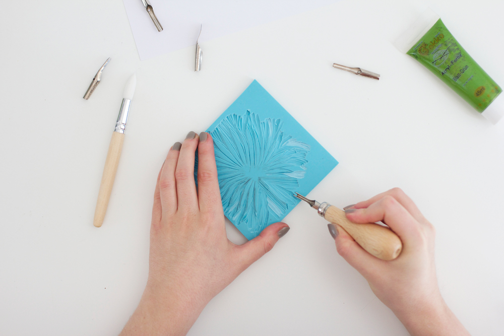 DIY: Mit Schnitzwerkzeug das gewünschte Motiv aus dem Stempelgummi schnitzen | we love handmade