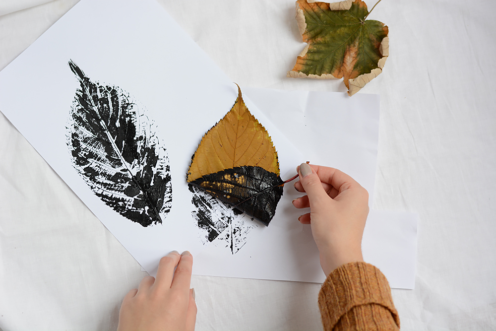 Blätterdruck mit Herbstblättern | we love handmade