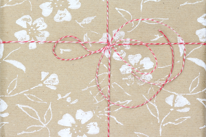 DIY: Geschenkpapier mit Musterwalze bedrucken | we love handmade