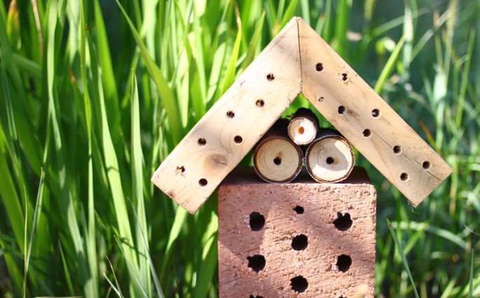 DIY: Insektenhotel aus Ziegel und Holz | we love handmade