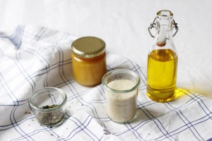 Grüntee, Honig, Olivenöl und Zucker für Peeling