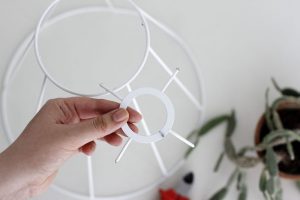 DIY: Blumenständer aus Lampenschirm | we love handmade