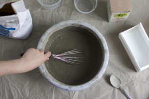 Betonblumentopf mit Zement befüllen | we love handmade