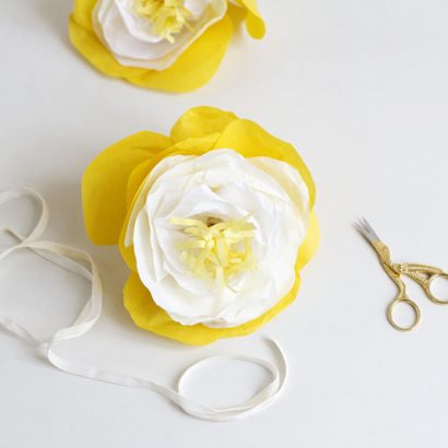 papierblumen zusammenbinden | we love handmade