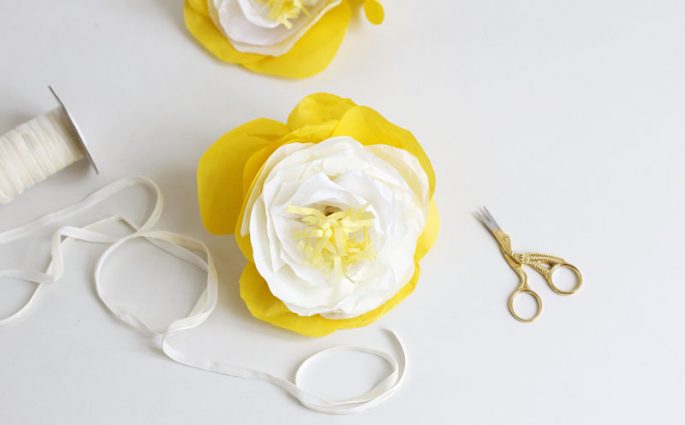 papierblumen zusammenbinden | we love handmade