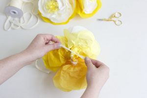 papierblumen mit Samtband | we love handmade