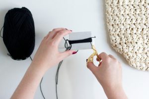 DIY: Strohtasche mit Tassels | we love handmade
