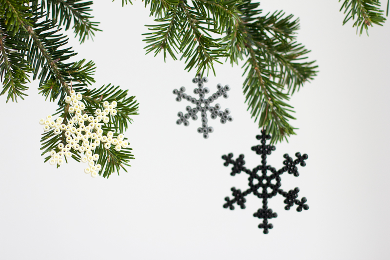 Schneeflocken-Bügelperlen Scandi Christmas | we love handmade