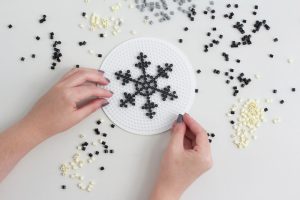 DIY: Bügelperlen in Form von Schneeflocken anordnen | we love handmade