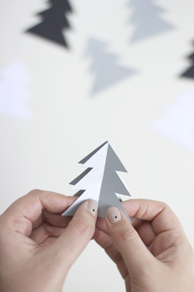 DIY: Mobile mit Tannebäumen aus Papier | we love handmade