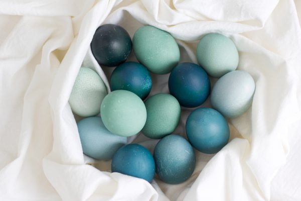 DIY: Ostereier natürlich färben mit Rotkraut - Blau und Grün - we love ...