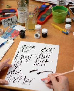 Experimentelle Kalligraphie Workshop: Cola Pen schreiben | we love handmade