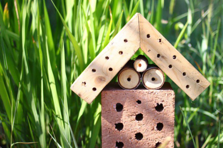 Insektenhotel für Bienen aus Holz und Ziegel | we love handmade