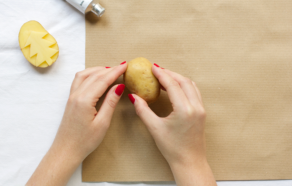 DIY: Geschenkpapier mi Kartoffeldruck | we love handmade