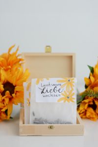 Gastgeschenk: Sonnenblumen-Tüten DIY | we love handmade