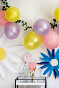 Luftballon-Blumen-Girlande selber machen | we love handmade