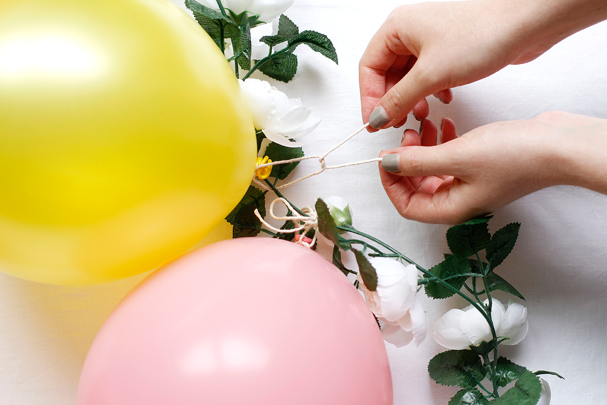 Luftballon-Blumen-Girlande DIY | we love handmade