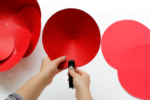 Papierblumen-Photo-Booth DIY | we love handmade