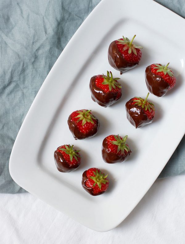 Food: Erdbeeren mit Schokomantel und Blattgold - we love handmade
