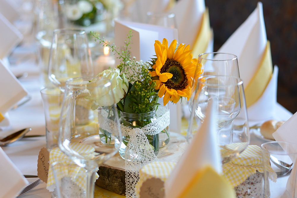 DIY: Blumen-Tischdeko für Hochzeit | we love handmade