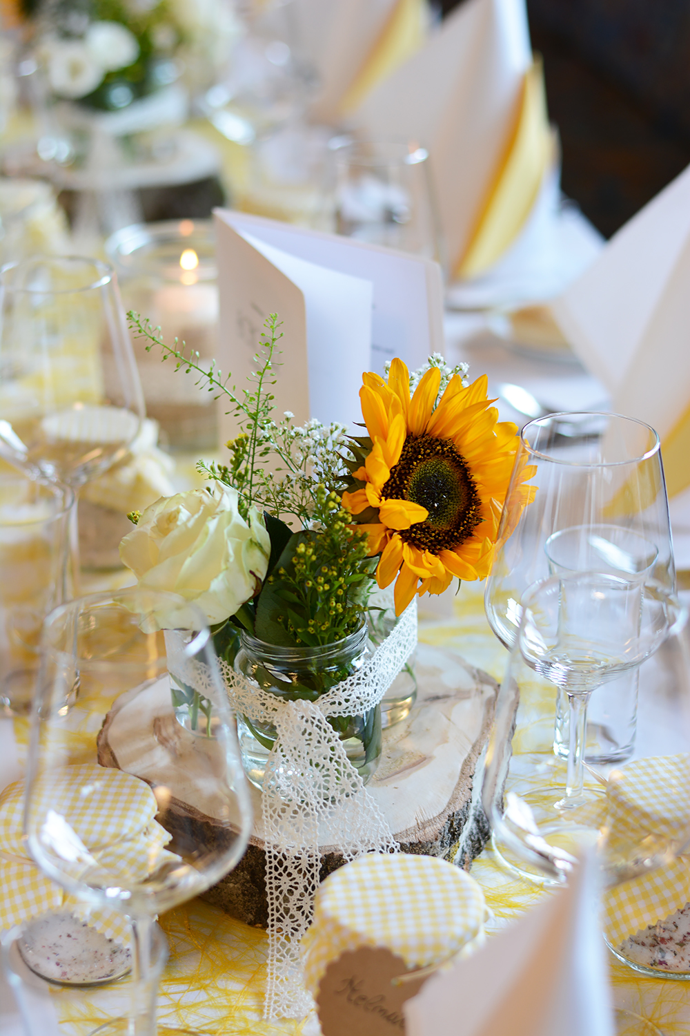 Blumen-Tischdeko-Idee: Hochzeit | we love handmade