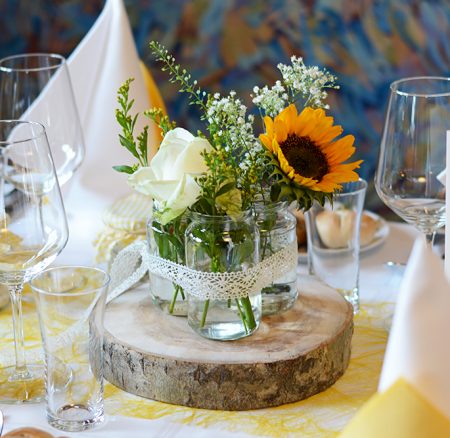 DIY: Blumen-Tischdeko für Hochzeit