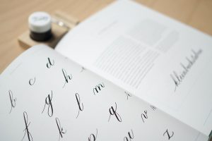Buch: Moderne Kalligraphie von Natascha Safarik | we love handmade