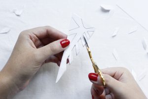 Papierschneeflocken Scherenschnitt | we love handmade