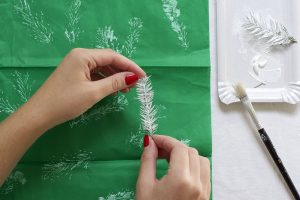 Geschenkpapier mit Tannenzweig bedrucken | we love handmade