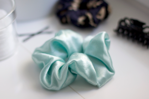 DIY: Scrunchie | we love handmade