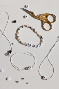 DIY: Perlenarmband Initialen | we love handmade