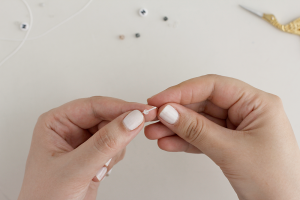 DIY: Perlenarmband mit einem Knoten als Verschluss | we love handmade