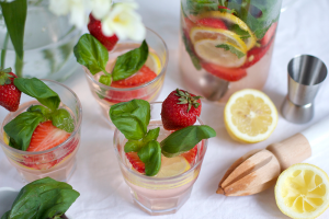 Drinks: Erdbeer-Basilikum-Wodka Bowle | we love handmade