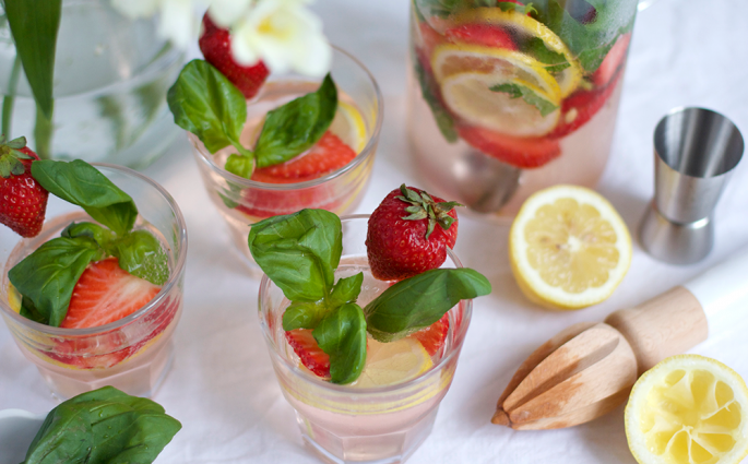 Drinks: Erdbeer-Basilikum-Wodka Bowle | we love handmade
