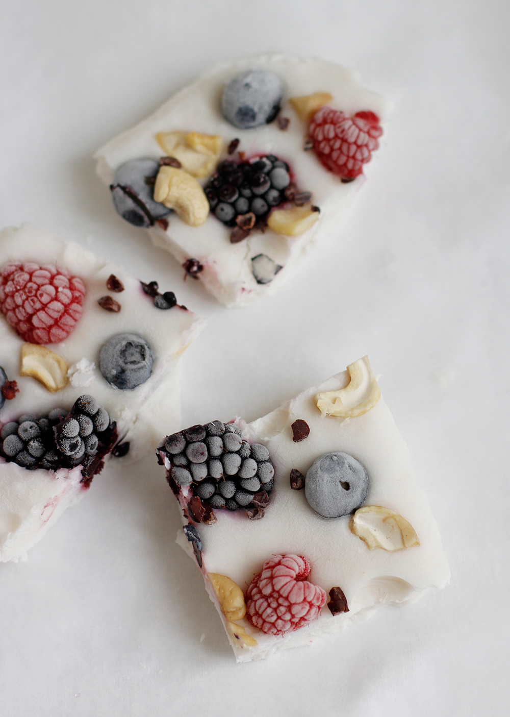 Rezept: Frozen Yogurt Bark vegan mit Kokosjoghurt und Beeren | we love handmade