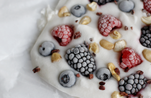 Rezept: Frozen Yogurt Bark vegan mit Beeren | we love handmade