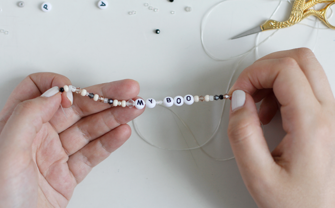 DIY: Perlenarmband mit Buchstaben | we love handmade