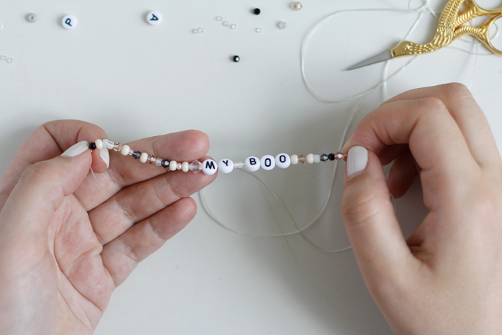 DIY: Perlenarmband mit Buchstaben | we love handmade