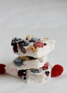 Rezept: selbstgemachtes Frozen Yogurt Bark vegan mit Früchten | we love handmade