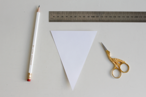 DIY: Schablone für den selbstgemachten Wimpel | we love handmade