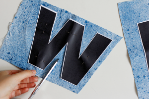 DIY: Stoffbanner - Buchstaben großzügig und mit regelmäßigem Abstand ausschneiden. | we love handmade