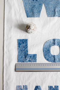 DIY: Stoffbanner - Buchstaben mit Linieal auf eine Ebene anordnen. | we love handmade