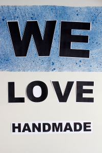 DIY: Stoffbanner - Gewünschte Buchstaben entweder aufzeichnen oder ausdrucken und wie gewünscht auflegen. | we love handmade