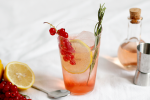 Drink: Ribisel-Cocktail mit Ramazotti Rosato und infused Ging | we love handmade