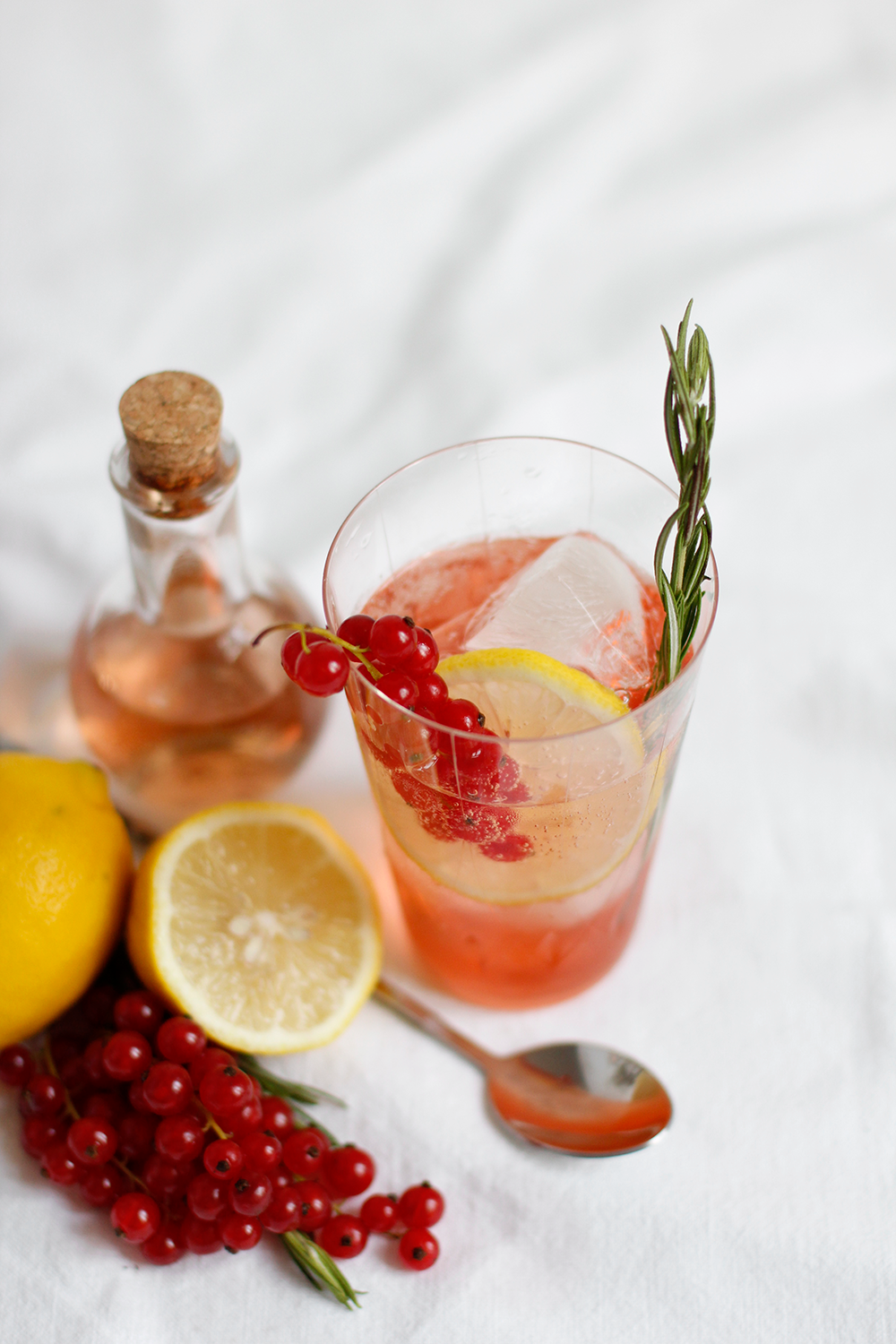 Drink: Ribisel-Cocktail mit Ramazzotti Rosato und infused Ging | we love handmade