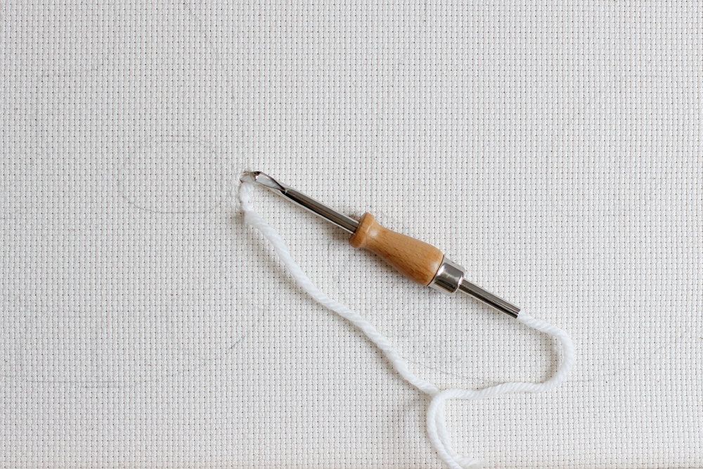DIY Punch Rug Stofftier sticken - zuerst immer die Konturen mit einer Farbe sticken | we love handmaded