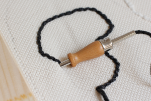 DIY Punch Rug Stofftier sticken - zuerst immer die Konturen mit einer Farbe sticken | we love handmaded
